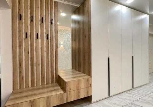 Большая прихожая в натуральном стиле 1