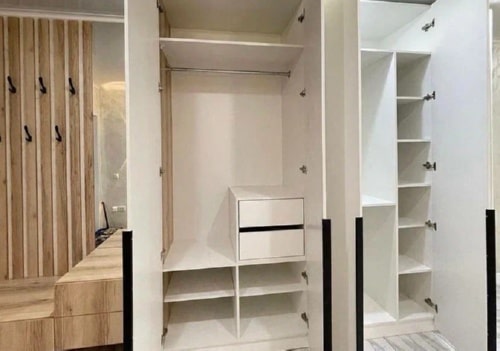 Большая прихожая в натуральном стиле 2