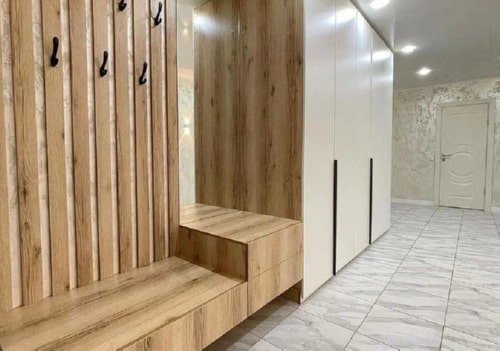 Большая прихожая в натуральном стиле 3