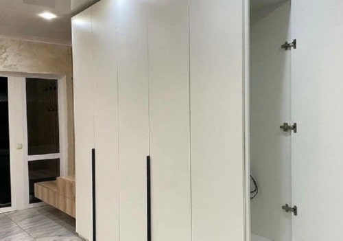 Большая прихожая в натуральном стиле 4