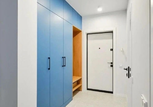 Яркая прихожая в голубом цвете 1