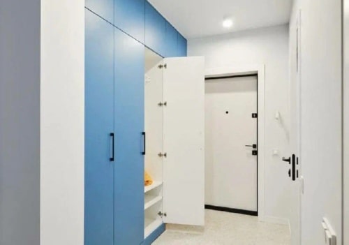 Яркая прихожая в голубом цвете 2