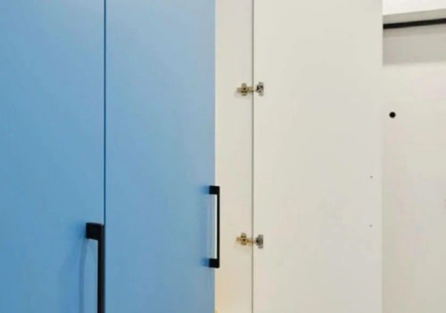 Яркая прихожая в голубом цвете 3