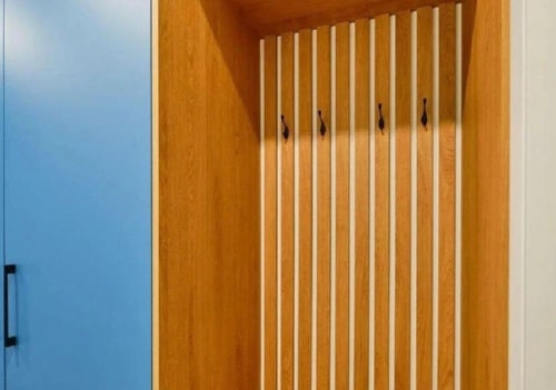 Яркая прихожая в голубом цвете 4